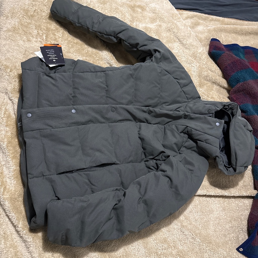 Lululemon olive green down puffer NWT but tiny flaws read!